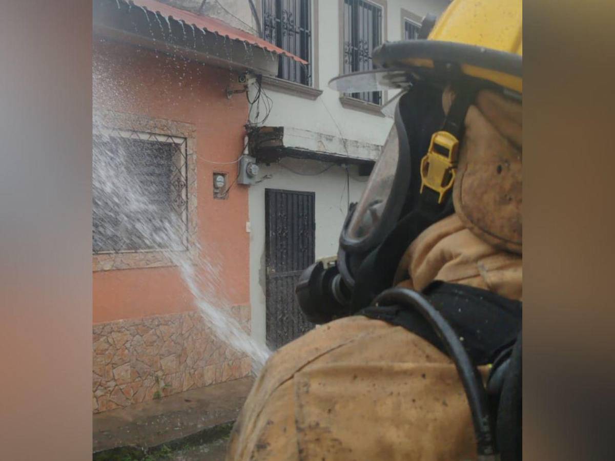 Voraz incendio consume tres viviendas en el centro de Santa Rosa de Copán