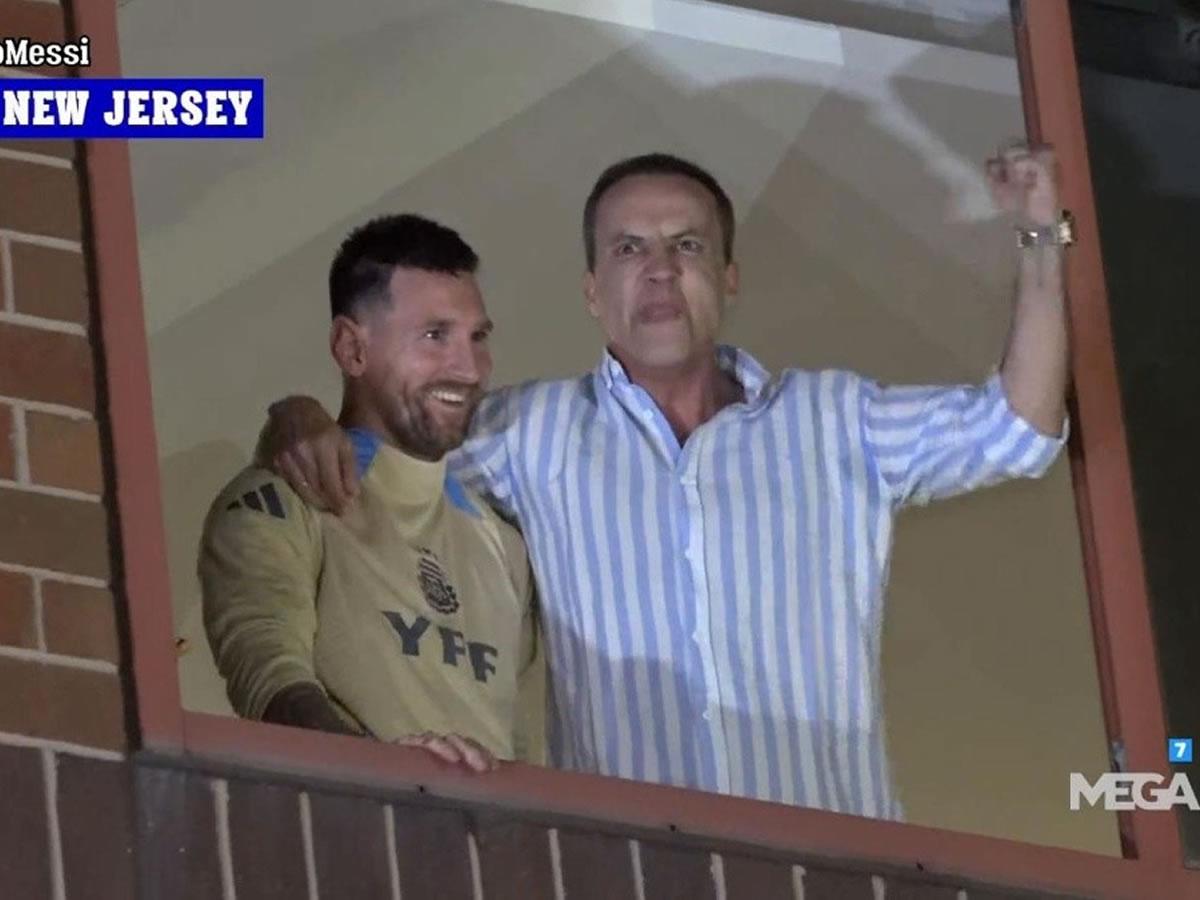 El día que Cristóbal Soria sacó a Messi al balcón de su habitación en el día del cumpleaños del argentino en junio de este año.