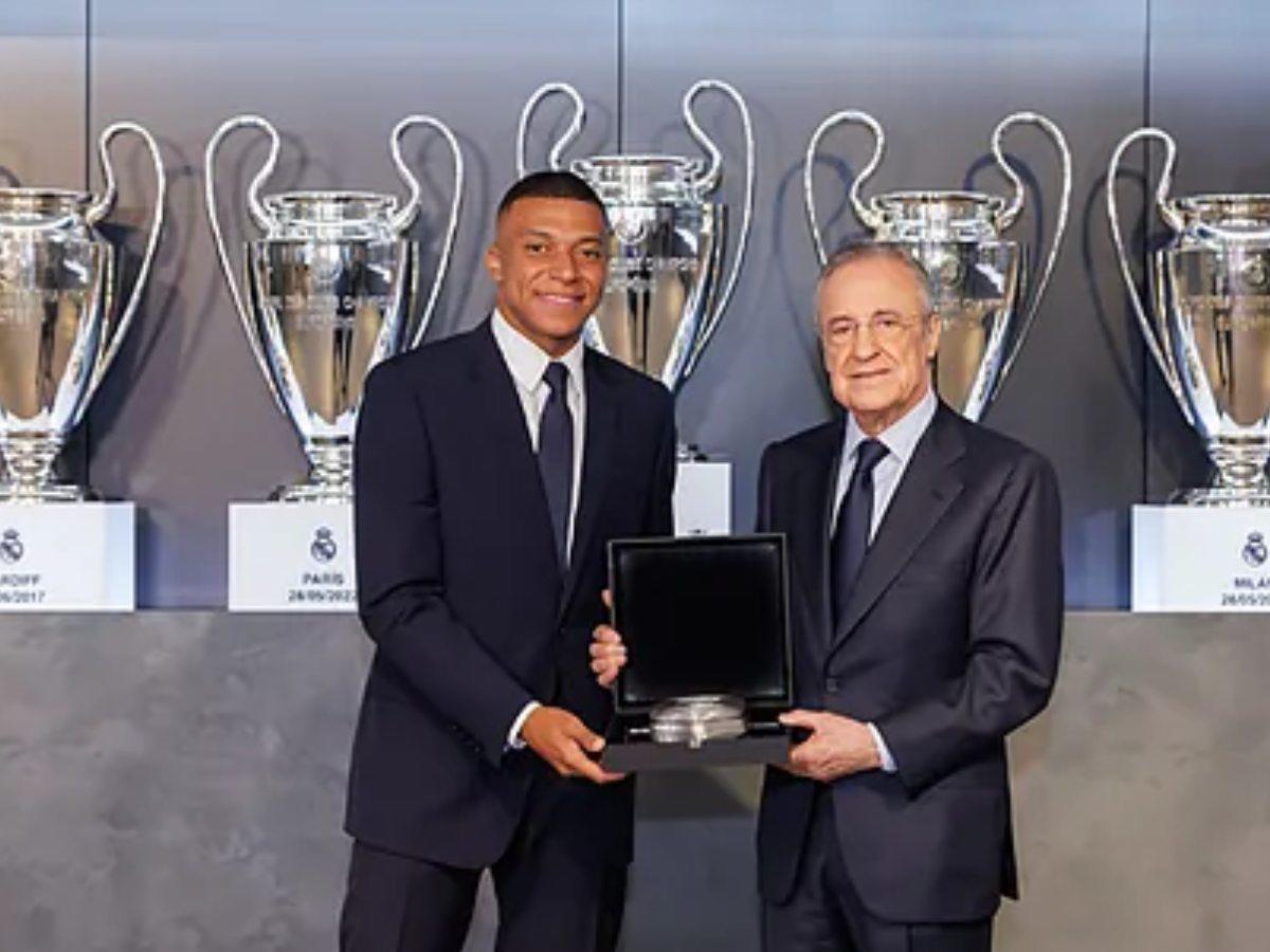 Florentino Pérez le entregó una réplica a Kylian Mbappé.