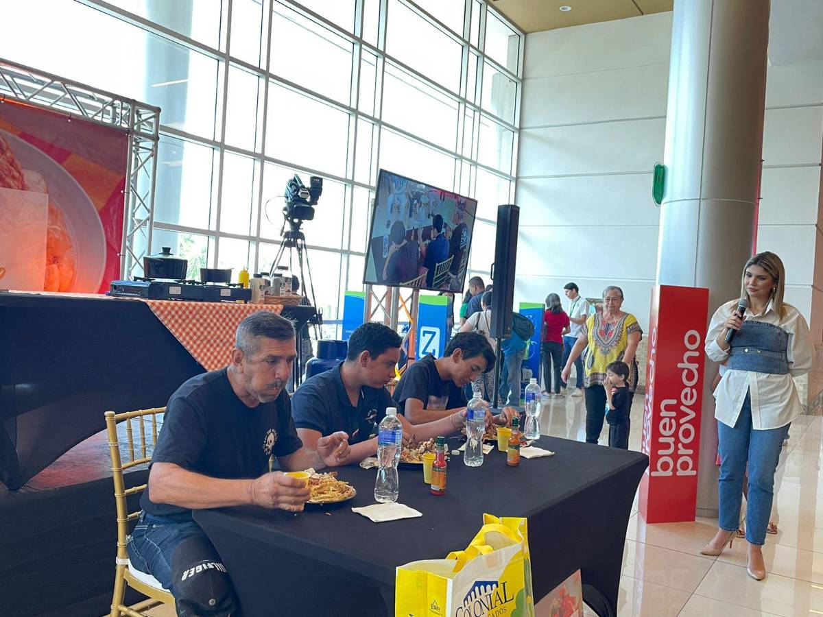 El ganador de la dinámica ¿Quién come pollo chuco más rápido? Recibió dos mil lempiras y premios de las marcas patrocinadoras.