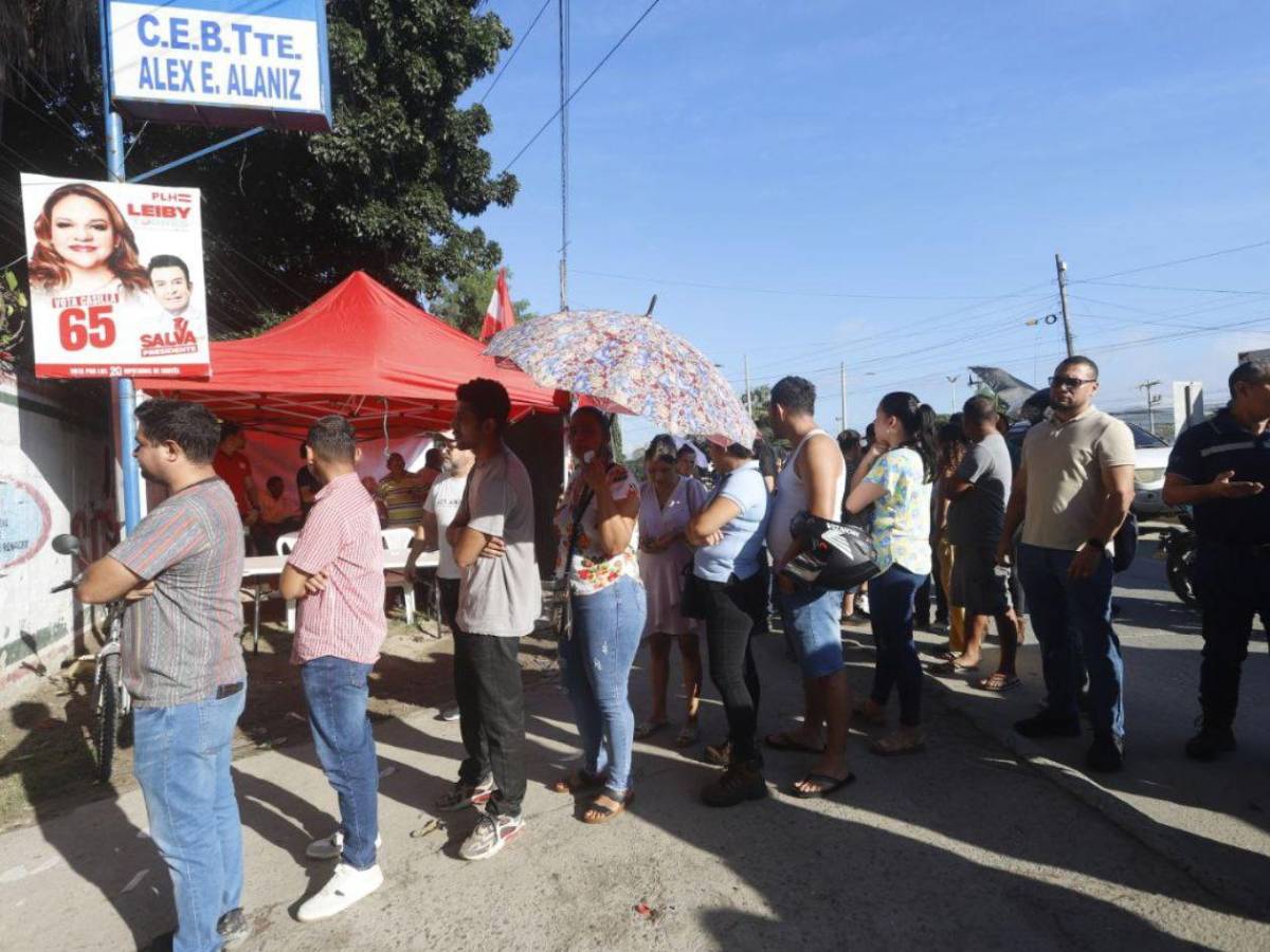 Largas filas en centros de votación en elecciones generales