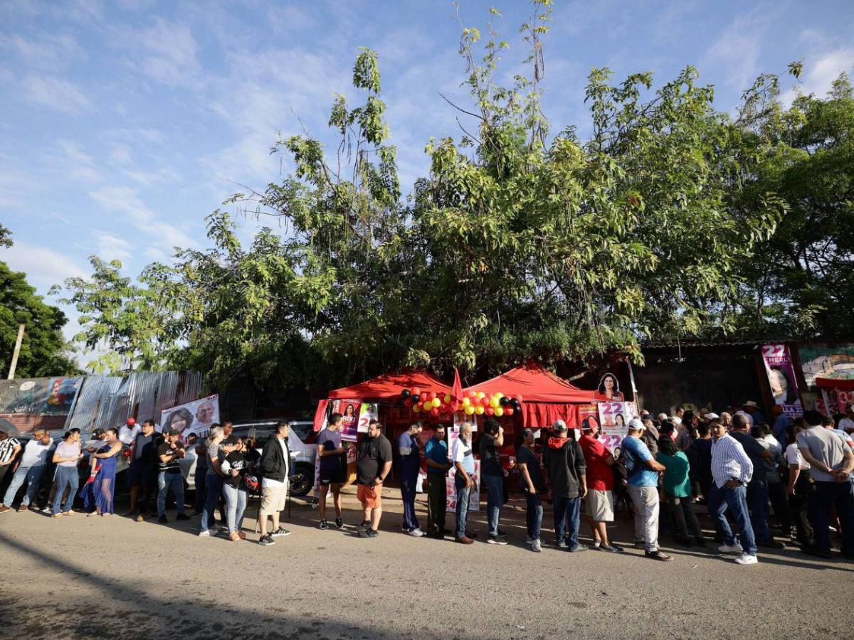 Largas filas en centros de votación en elecciones generales
