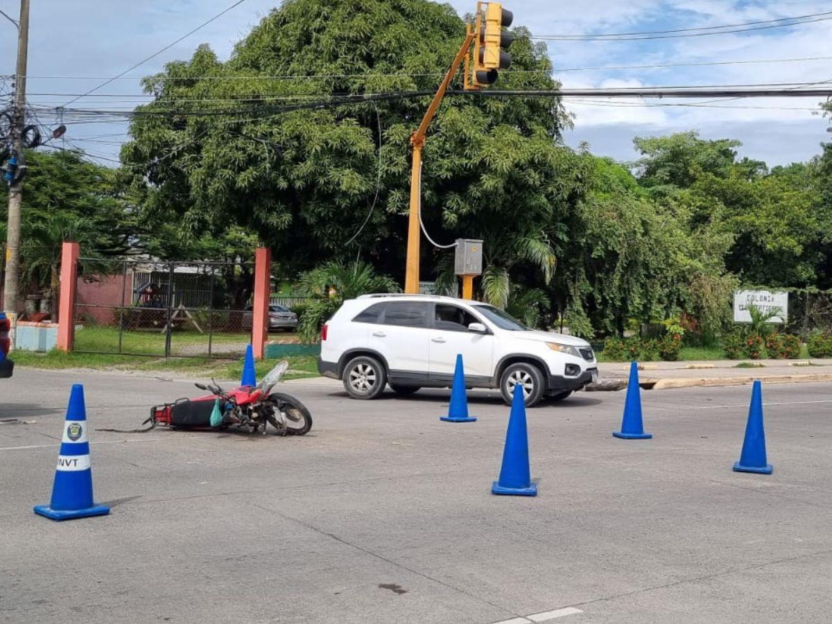 Muere motociclista tras impactar contra un taxi en La Ceiba