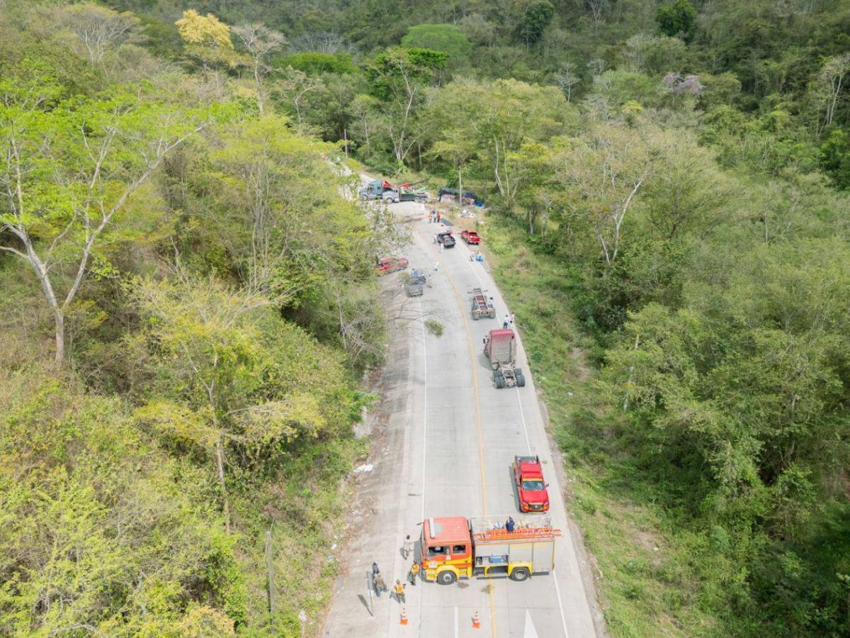 Cianuro en la CA-4: Así se retira  el peligroso químico tras el fatal accidente