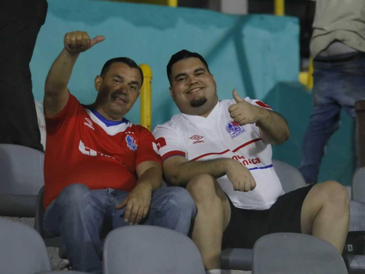 Periodista y bellas chicas roban miradas en triangular Real España vs Olimpia