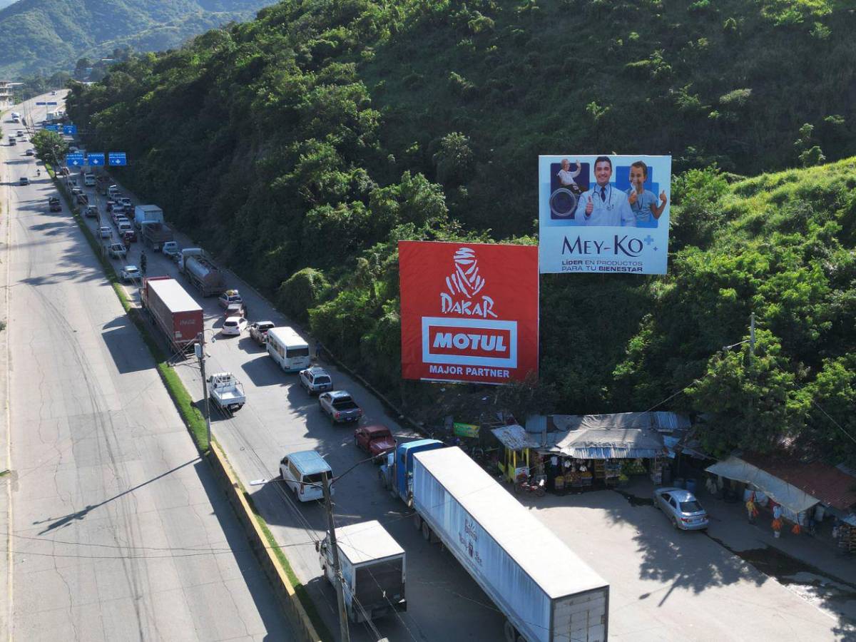 Largas filas al occidente de Honduras por reparación de carretera