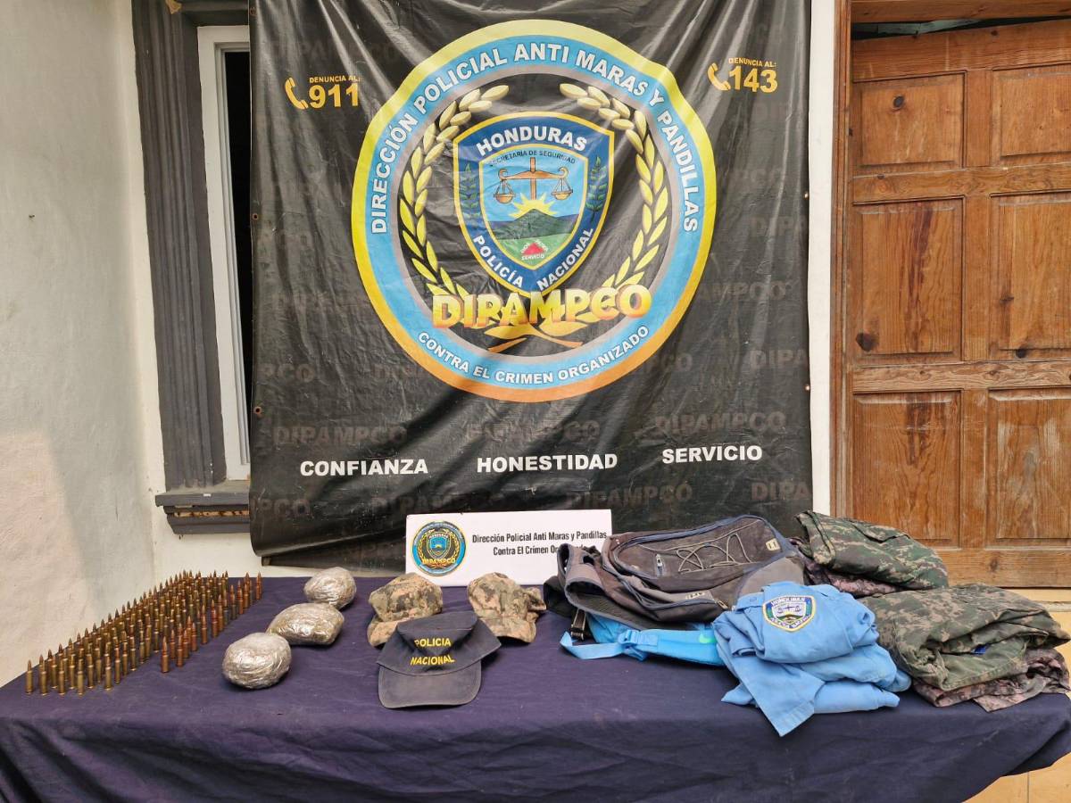 Indumentaria policial y militar, droga y municiones son parte de lo decomisado a las tres mujeres capturadas en La Ceiba.