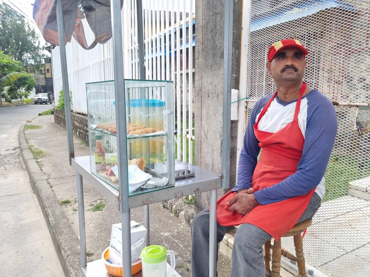 Pakistaní se gana la vida vendiendo pastelitos en La Ceiba