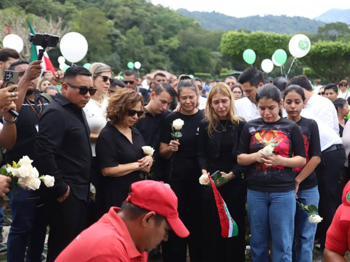 Consternación: Doña Estelina y familiares se quebrantaron en sepelio de Orinson Amaya