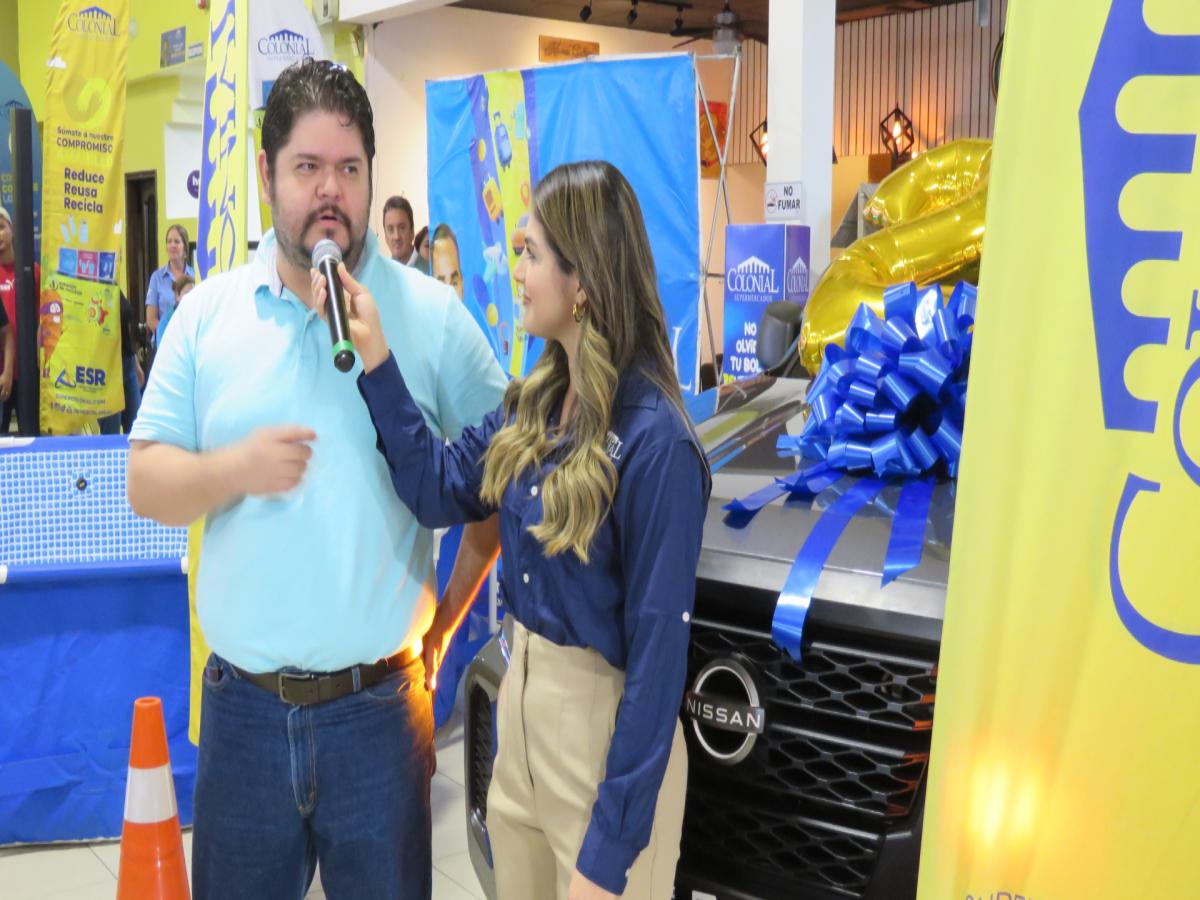 Supermercados Colonial entregó un Nissan Frontier 2025 como premio en la celebración de sus 23 años