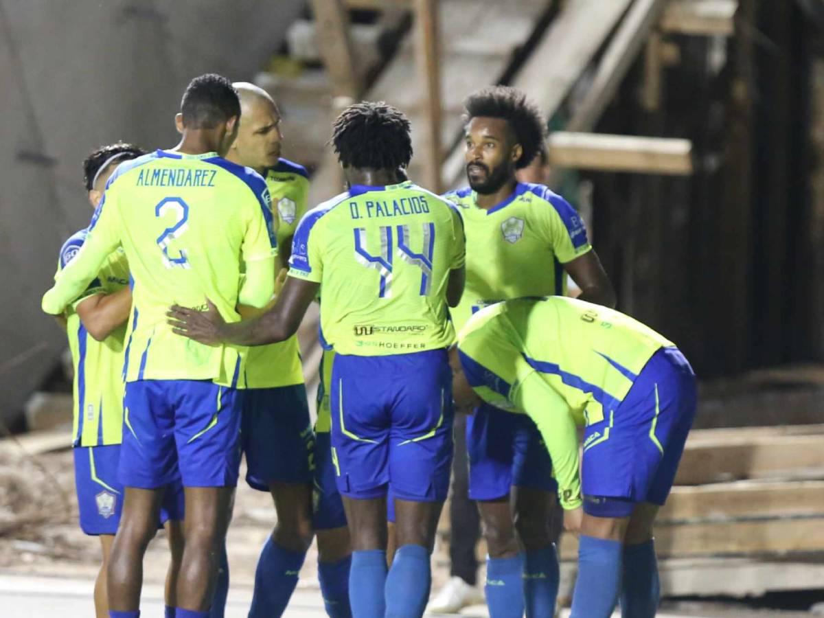 Jugadores de Potros celebrando el tanto del brasileño Joanderson.