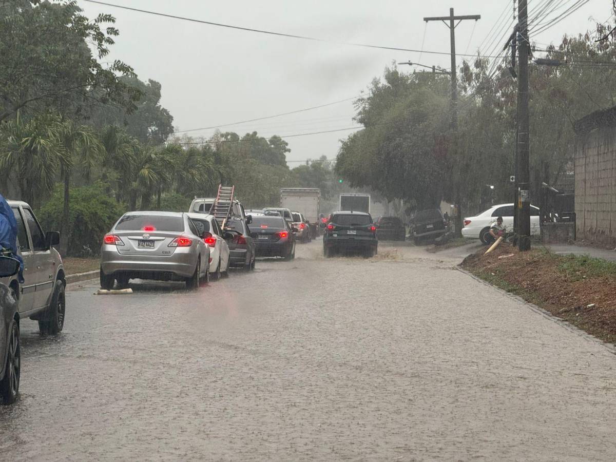 Carros varados y colonias anegadas; lluvias colapsan calles de SPS