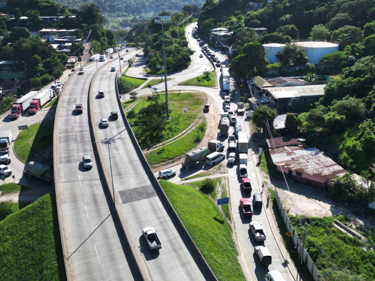 Largas filas al occidente de Honduras por reparación de carretera