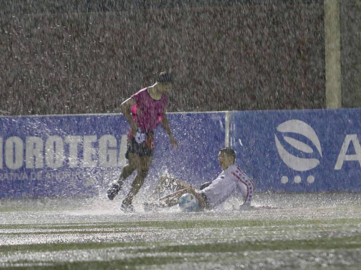 Olimpia y Real España festejan remontadas, jugador termina de portero, inundados y bellezas