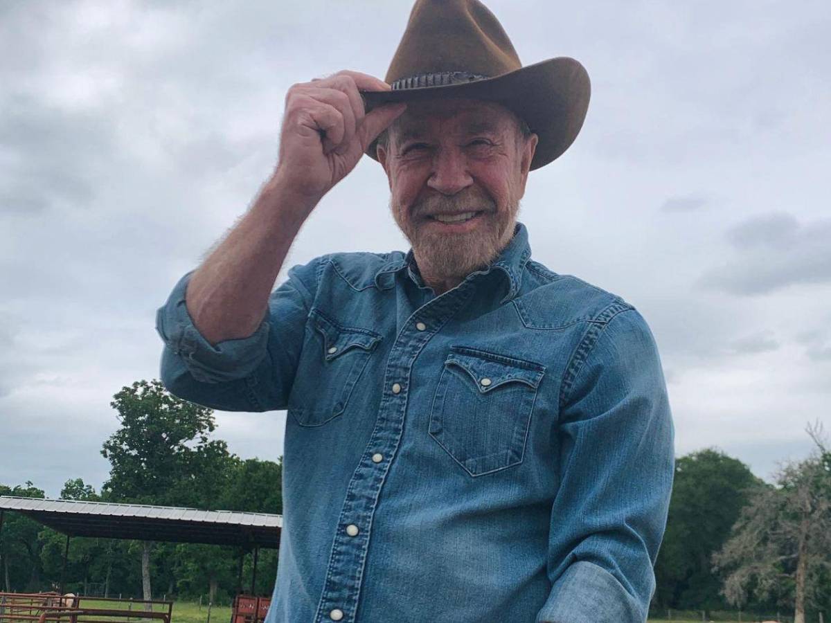 Chuck Norris, a sus 85 años, escala una montaña de 3,187 metros​​​​​​