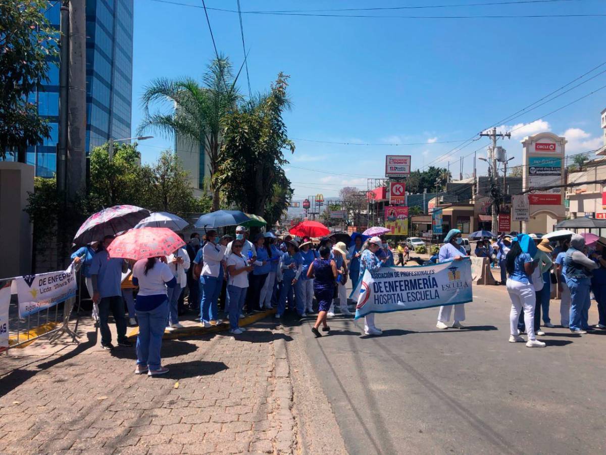 Enfermeras siguen en protestas afuera de Casa Presidencial