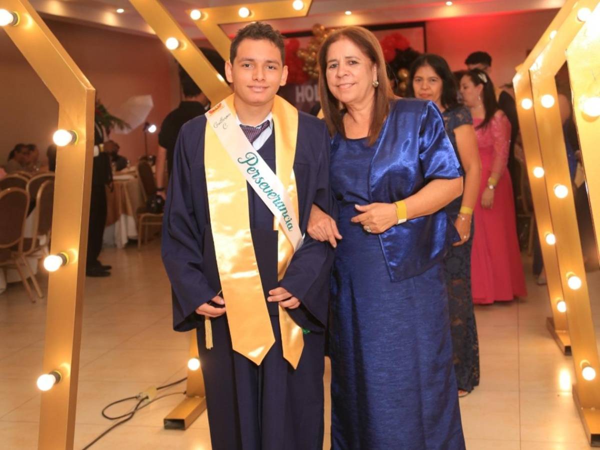 Seniors de la Saint Paul Academy celebran su logro académico