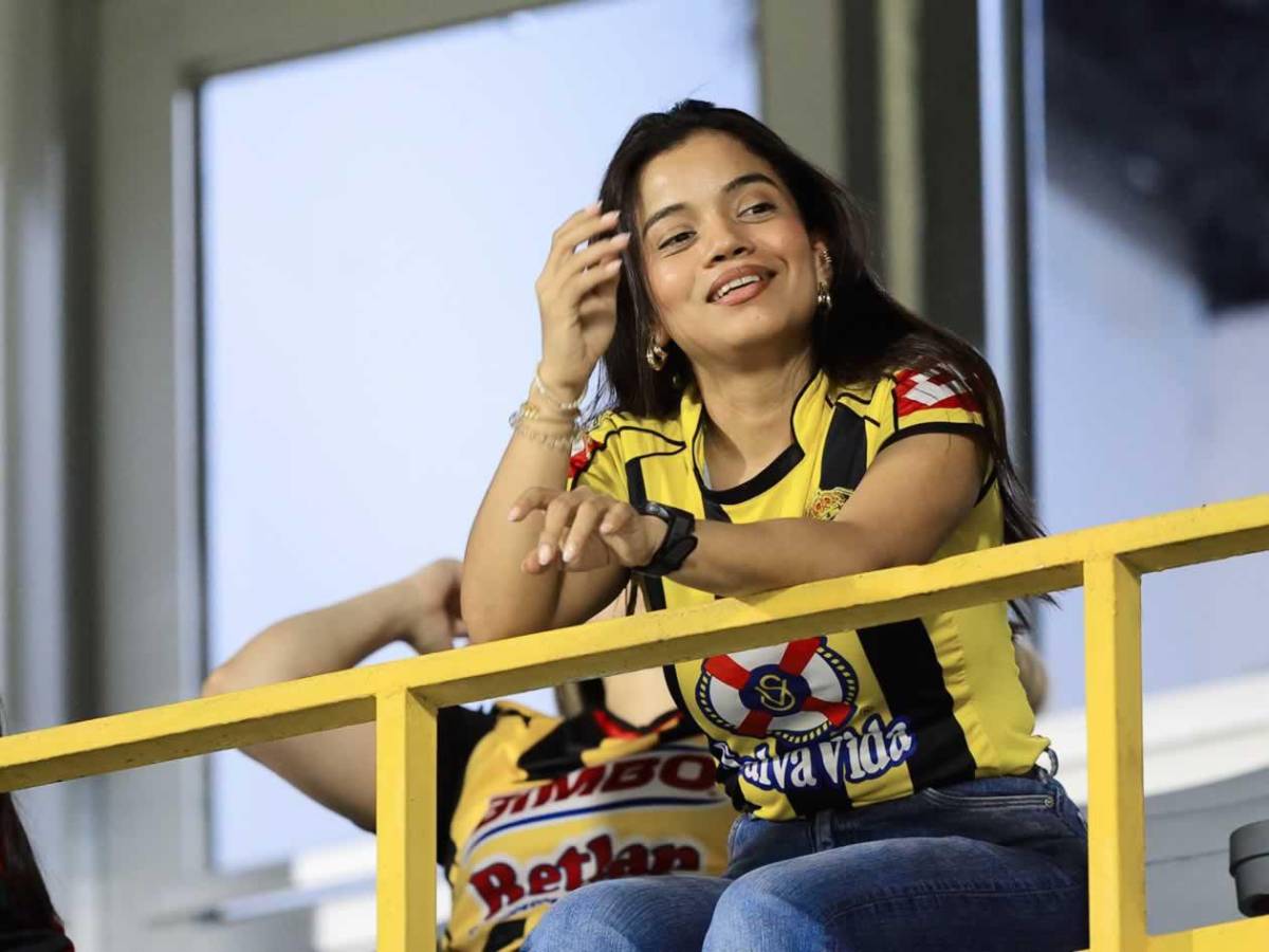 Periodista y bellas chicas roban miradas en triangular Real España vs Olimpia