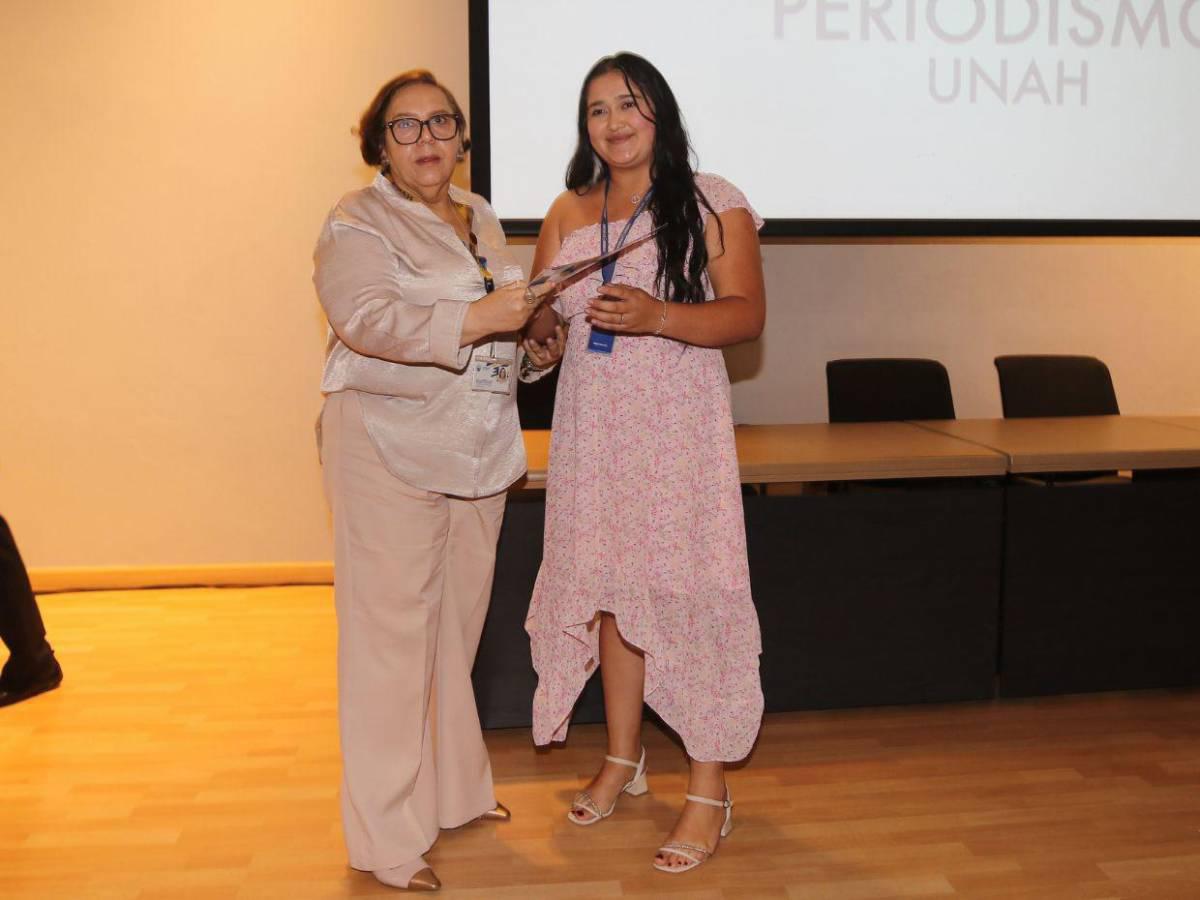 La Unah brinda especial reconocimiento a 10 egresados de la carrera de Periodismo