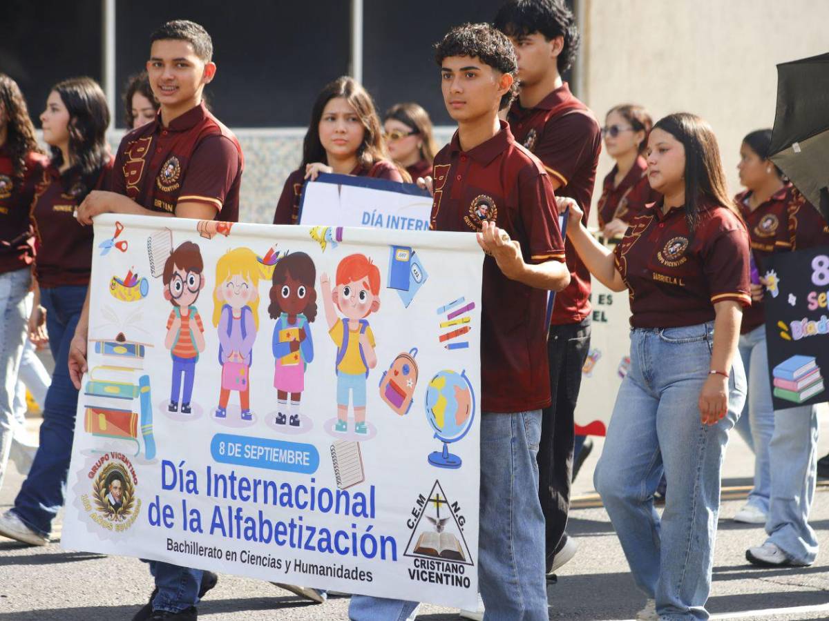 Estudiante desfiló con su bebé en brazos: así fue la jornada por el día de la Alfabetización