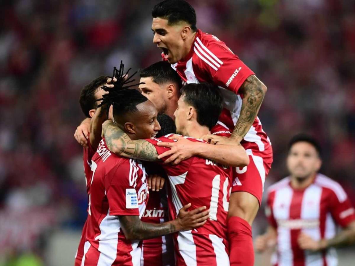 Luis Palma festeja el título de Olympiacos: su esposa Annie Córdova y gran sorpresa