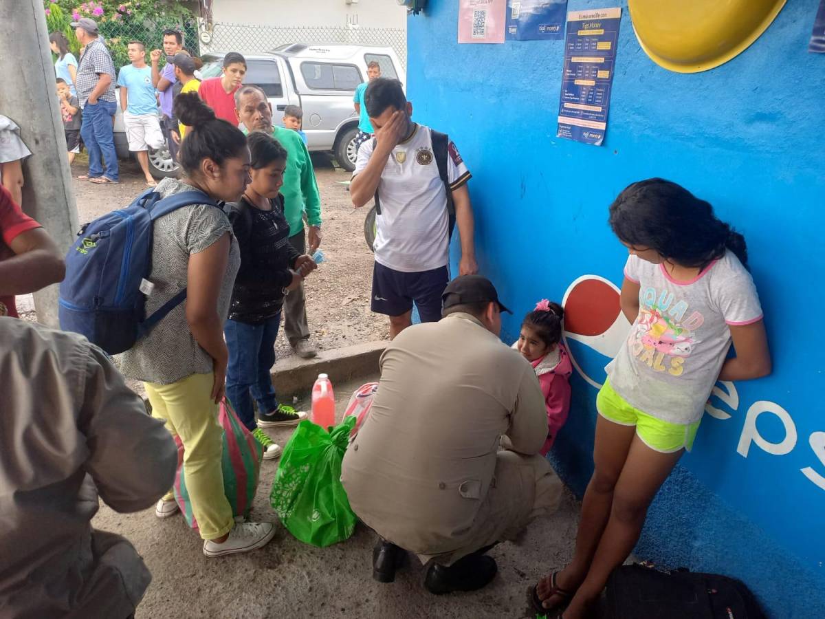 Niños siendo atendidos por los socorristas.