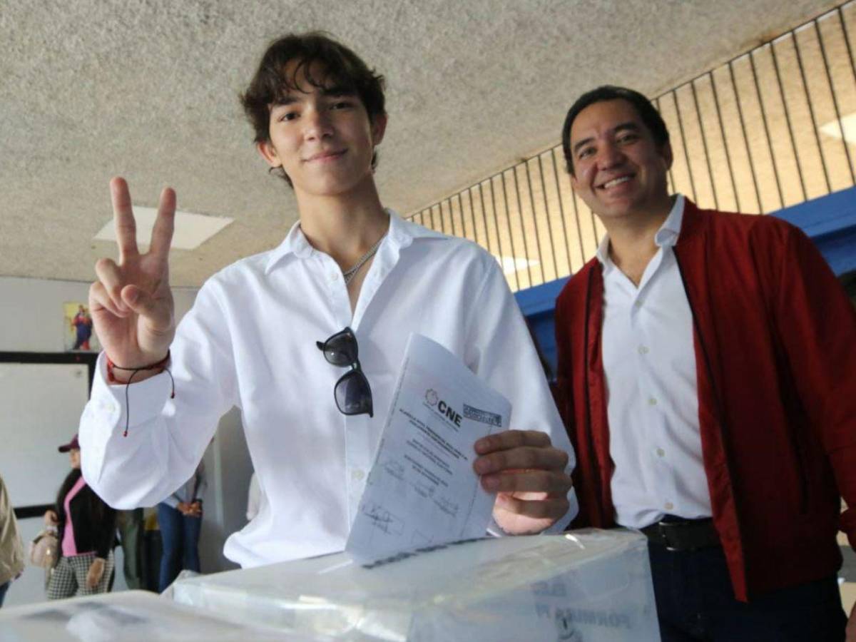 ¿Quién es el joven que acompañó a Héctor Zelaya a votar?