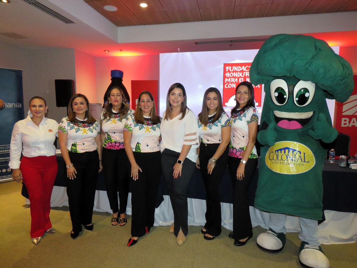 Melany Galeano de Cargill Honduras, damas voluntarias y Sara Zepeda de Bac Credomatic.