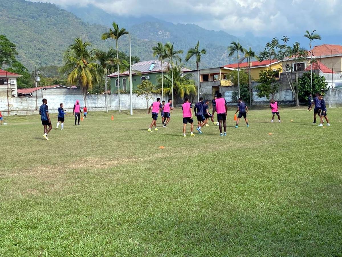 Los jugadores del Olimpia realizando el entrenamiento en la cancha del Instituto Técnico Honduras Corea.