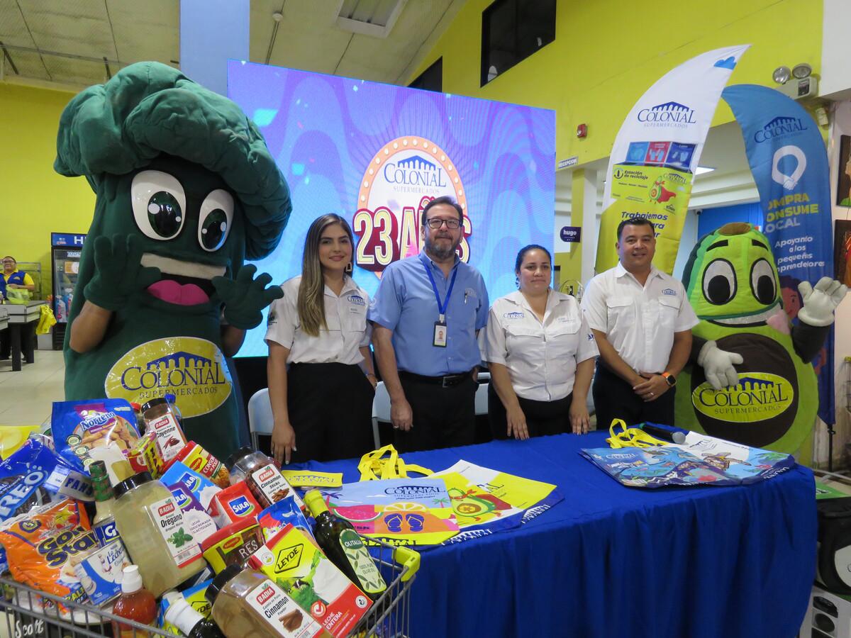 Los ejecutivos de Supermercados Colonial realizaron el lanzamiento oficial “23 AÑOS A TU LADO”.