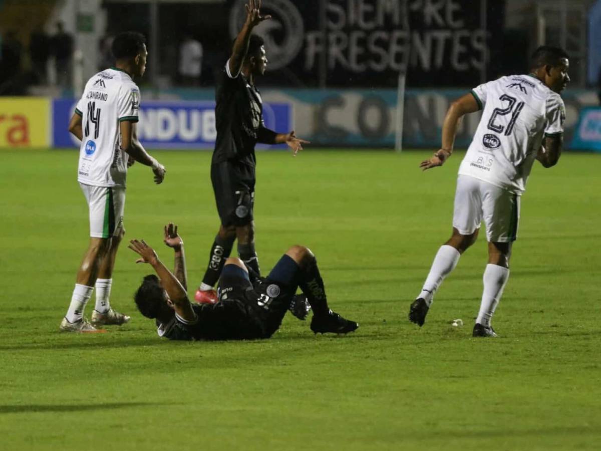 Amargura del Motagua, futbolista en pleno TikTok, bella infiltrada y diputado presente