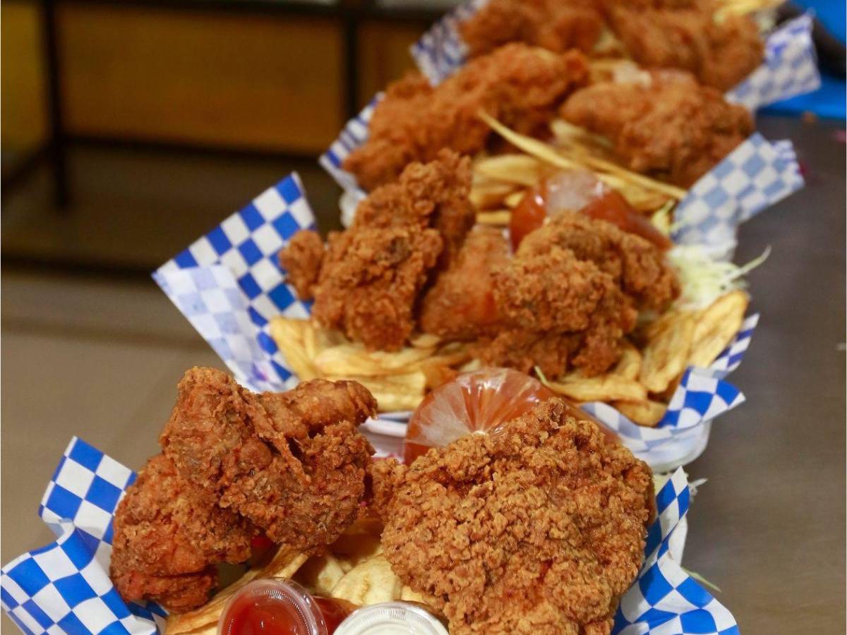 Crujiente y sabroso: así se sirve el pollo con tajadas en San Pedro Sula”