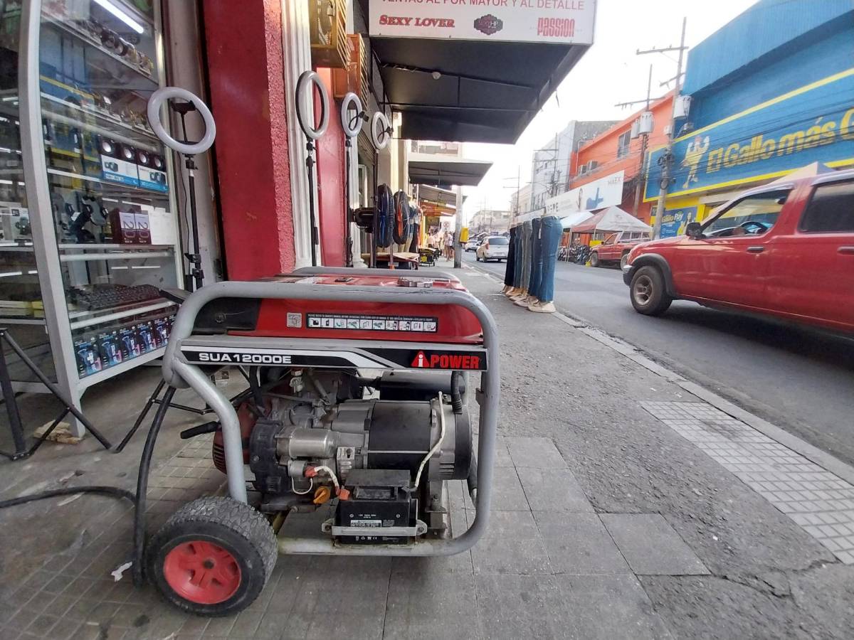 Cortes repentinos de energía tienen de “correr” a sampedranos