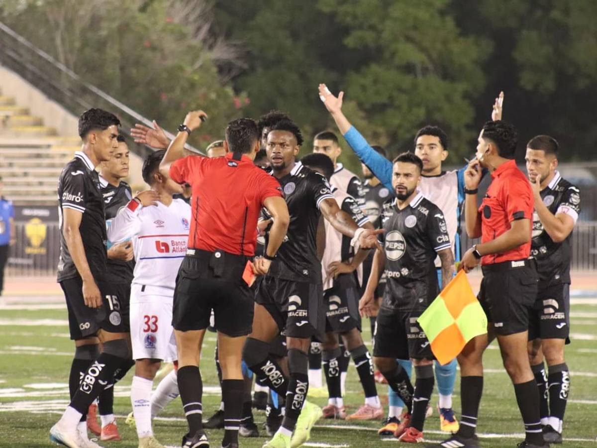 A los golpes Olimpia y Motagua: zafarrancho, expulsados y bellezas en New Orleans