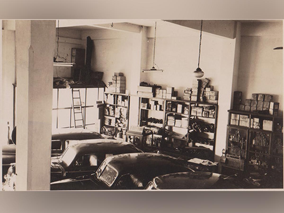 Bodega de autos en la tienda inaugural de Yude Canahuati Ford en el año 1939.