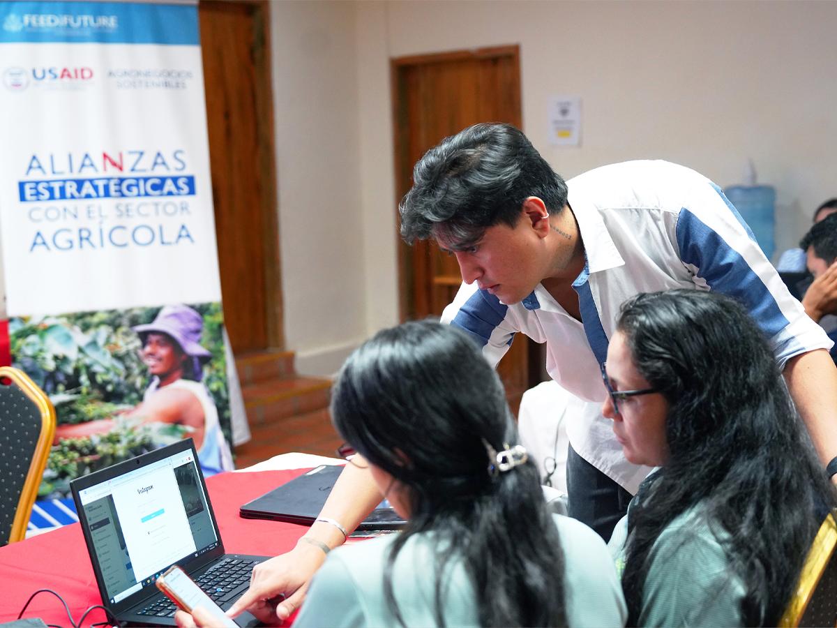 Los socios de Agronegocios Sostenibles de USAID ampliaron sus conocimientos sobre el desarrollo de una estrategia digital.