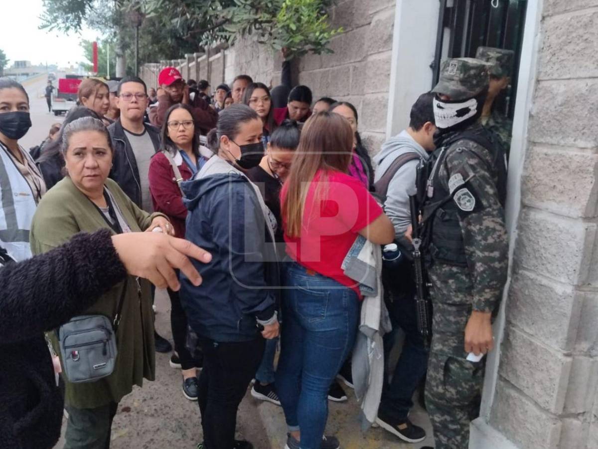 En imágenes: Así se vive la espera del escrutinio especial en los alrededores del CLE