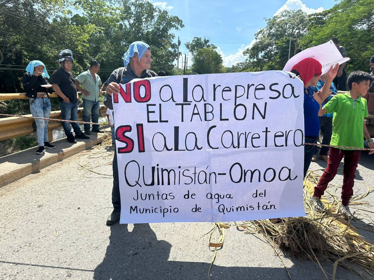 Entre las pancartas se leía: “No a la represa El Tablón”, “Sí a la carretera Quimistán, Omoa”.