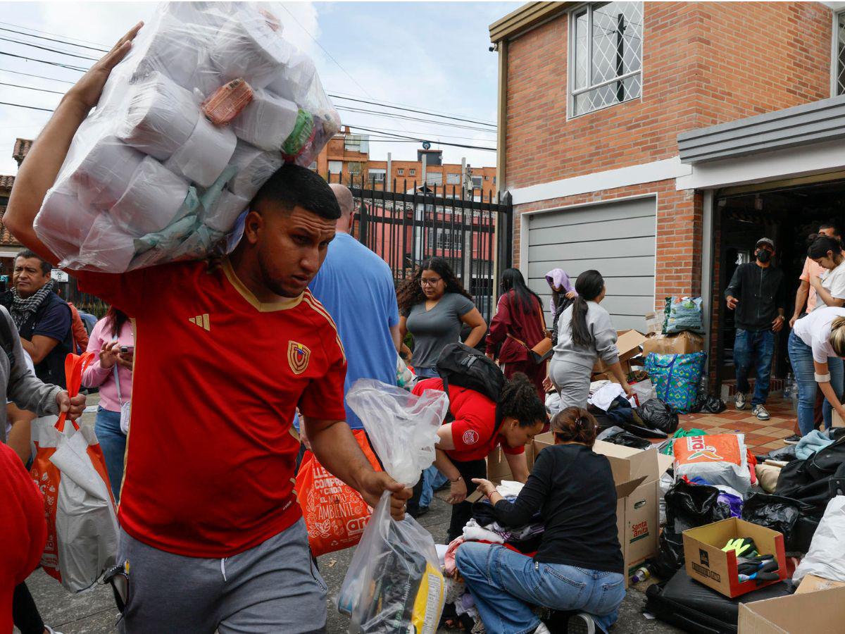Cientos de voluntarios reúnen ayuda en Bogotá para enviar a Venezuela tras terremotos