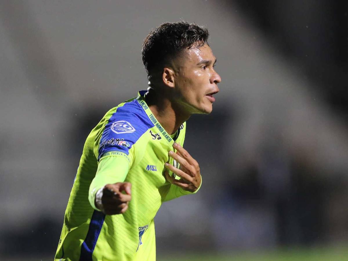 Juan Delgado fue expulsado a la media hora del juego por doble amonestación.