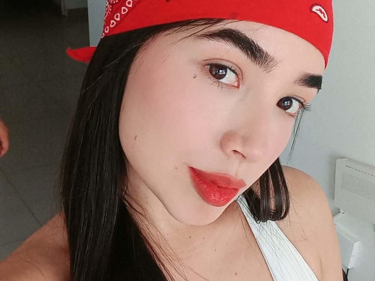 Influencer fue asesinada cuando se conducía en una Prado y esperaba cambio del semáforo