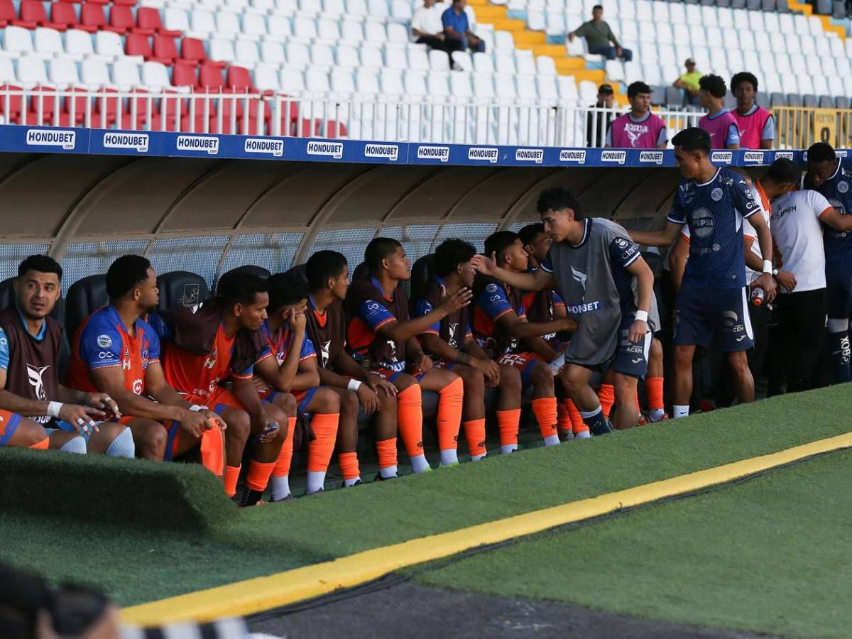 Real España de fiesta, dardo del 'Droopy' a Menjívar y bellas chicas en el Morazán