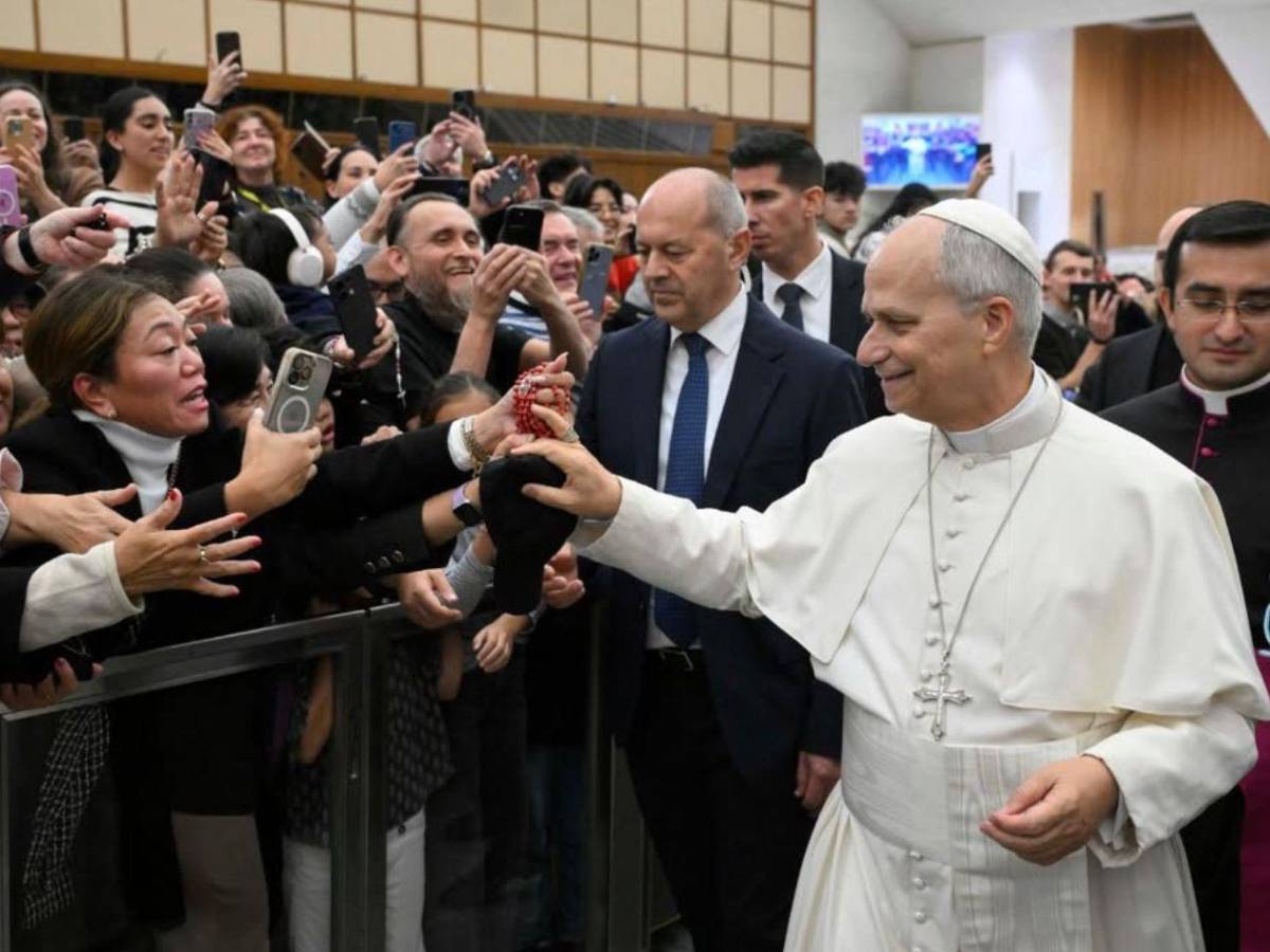 Hondureña sobreviviente de cáncer recibe bendición del Papa León XIV en el Vaticano