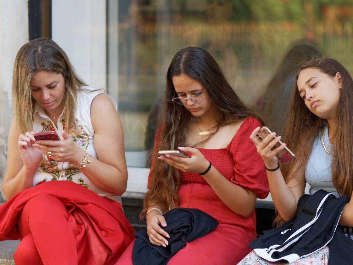 Francia prohíbe uso de redes sociales a menores de 15 años