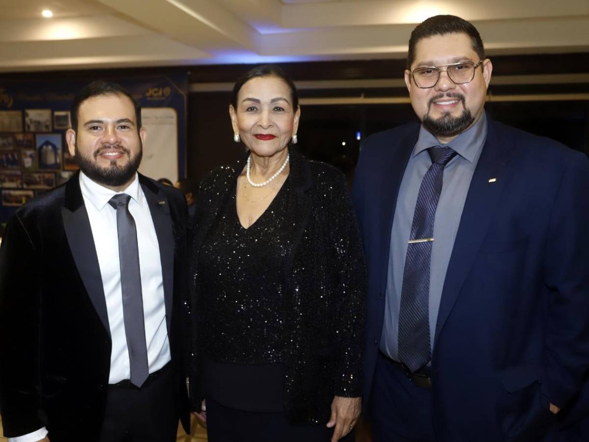 Roger D. Valladares recibe galardón por la JCI San Pedro Sula