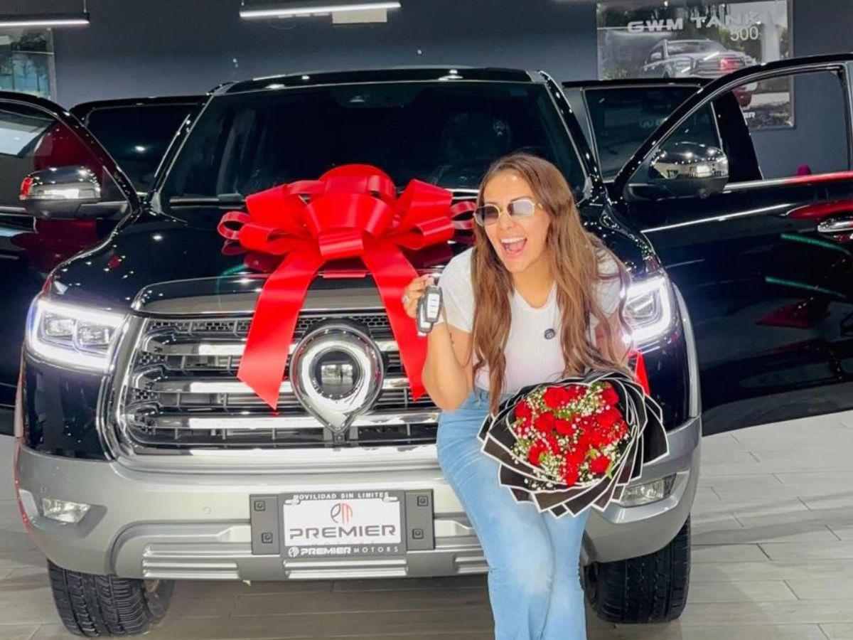 Elsa Oseguera presume la compra de lujosa troca en Honduras