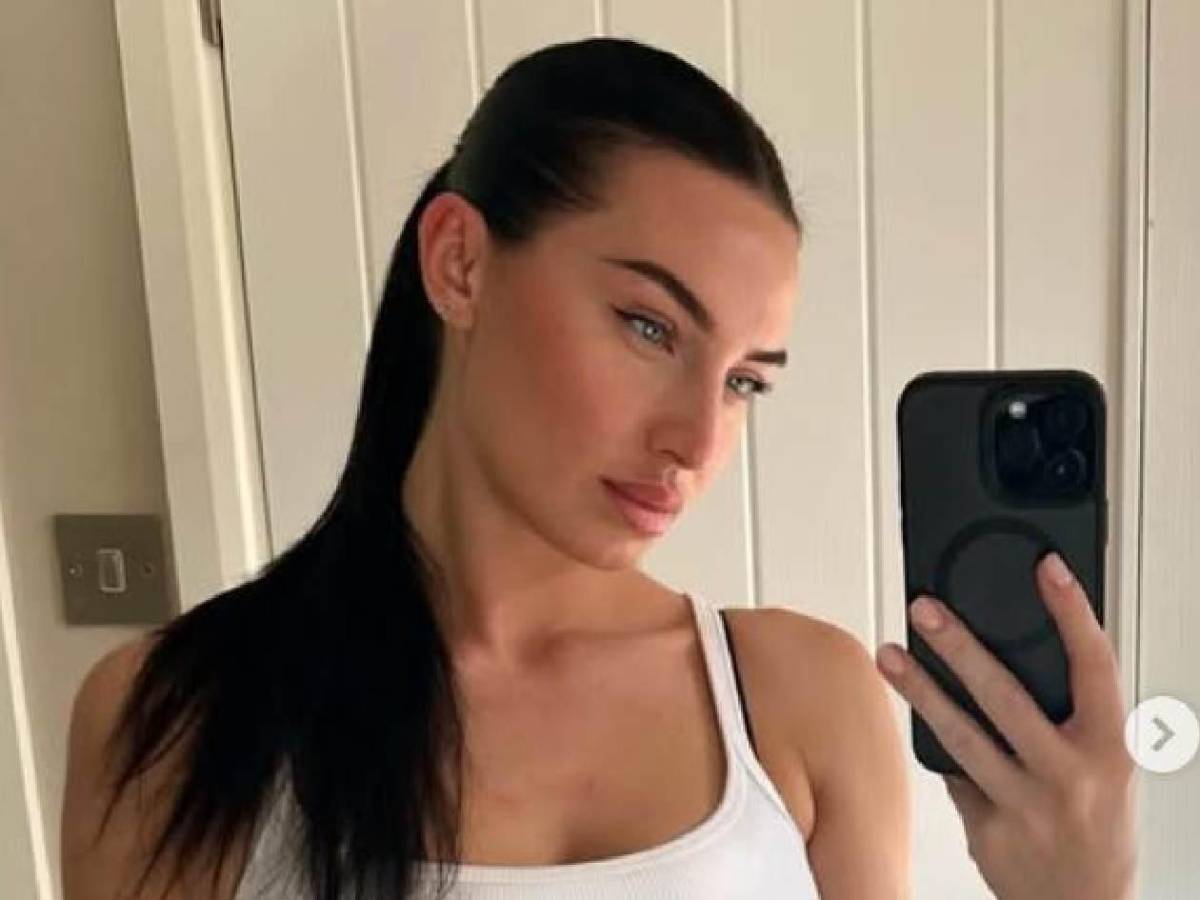 Figura en escándalo: de fiesta con dos mujeres tras visita de su esposa