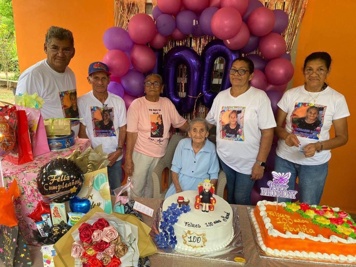 Cumplió un siglo de vida y todavía lee la biblia sin anteojos