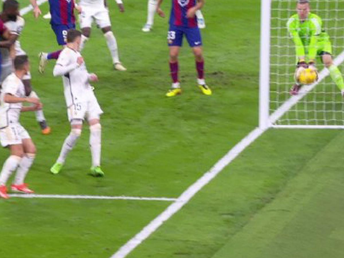 ¿Fue gol o no? Lunin envió una respuesta que debe escuchar el Barcelona