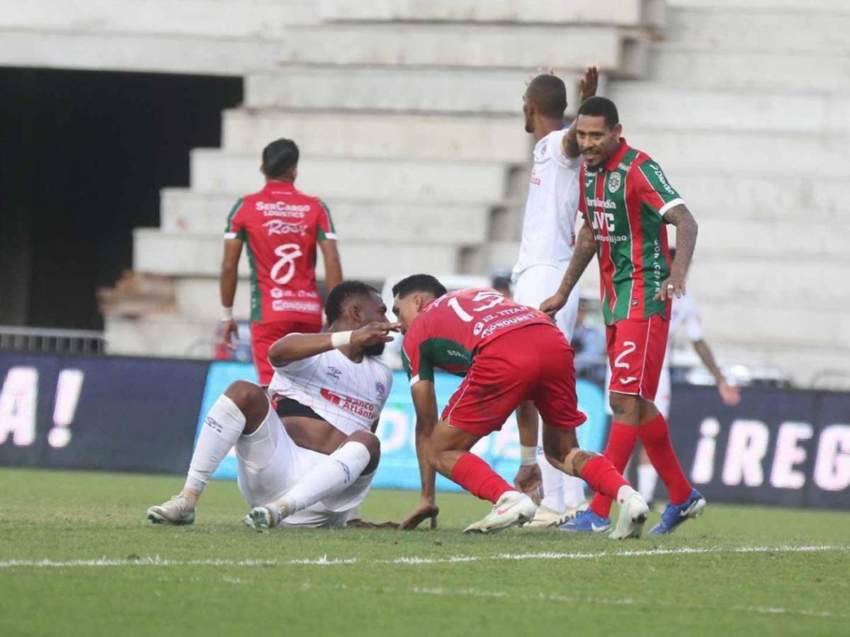 Tremenda pelea de jugadores, tristeza de Keosseián y percance con hincha